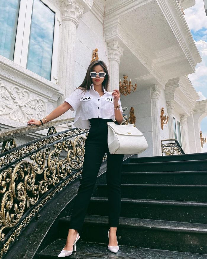 Cuối cùng phải thừa nhận rằng, ảnh chất lượng thấp nhưng body Tiên Nguyễn chuẩn chất lượng cao.