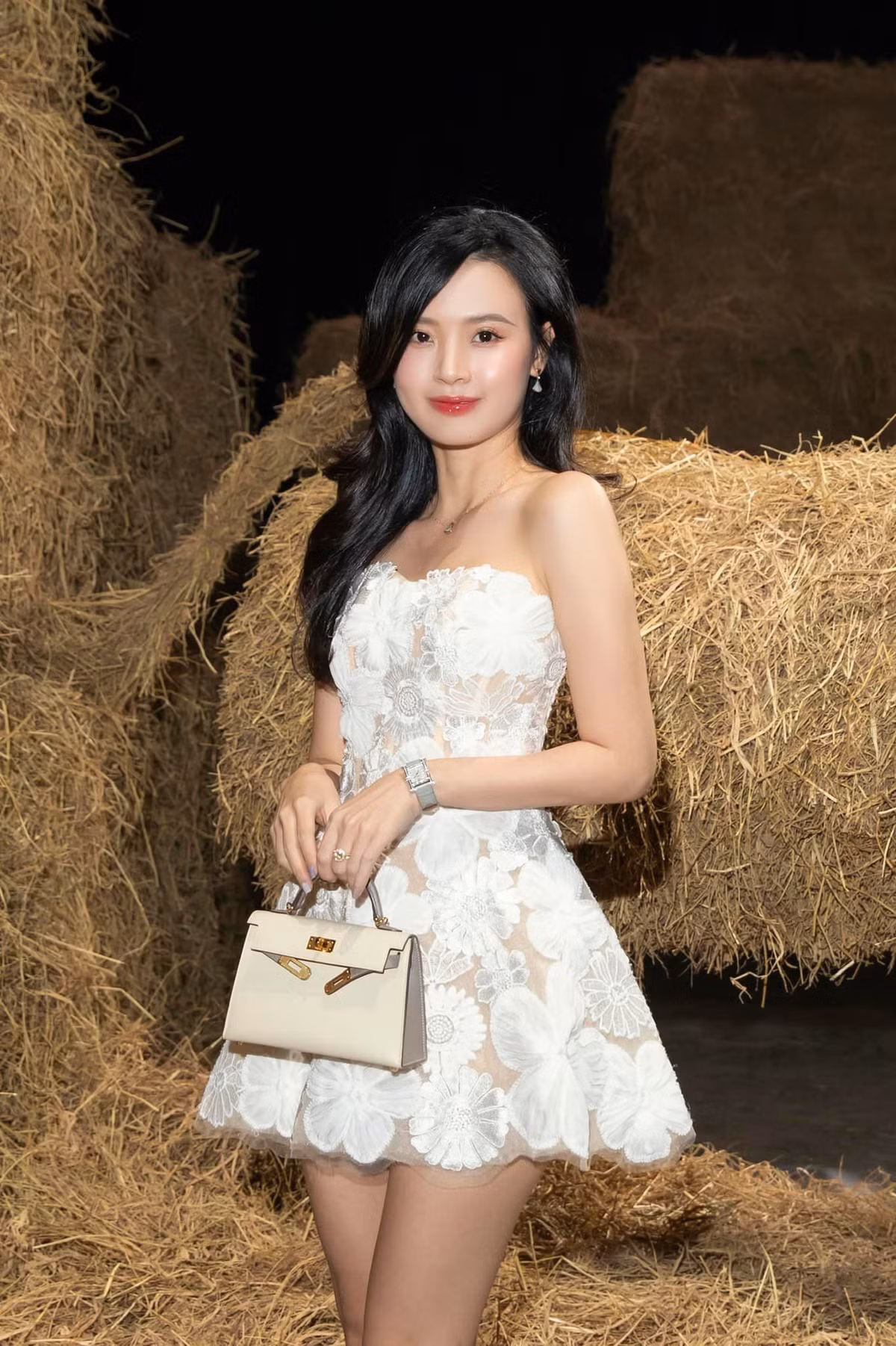 Trước đó, quý cô độc thân Midu coi tình duyên của mình là duyên số. Cô tự hào có một quãng thời gian tuổi trẻ độc thân, thảnh thơi vùng vẫy cho sự nghiệp.