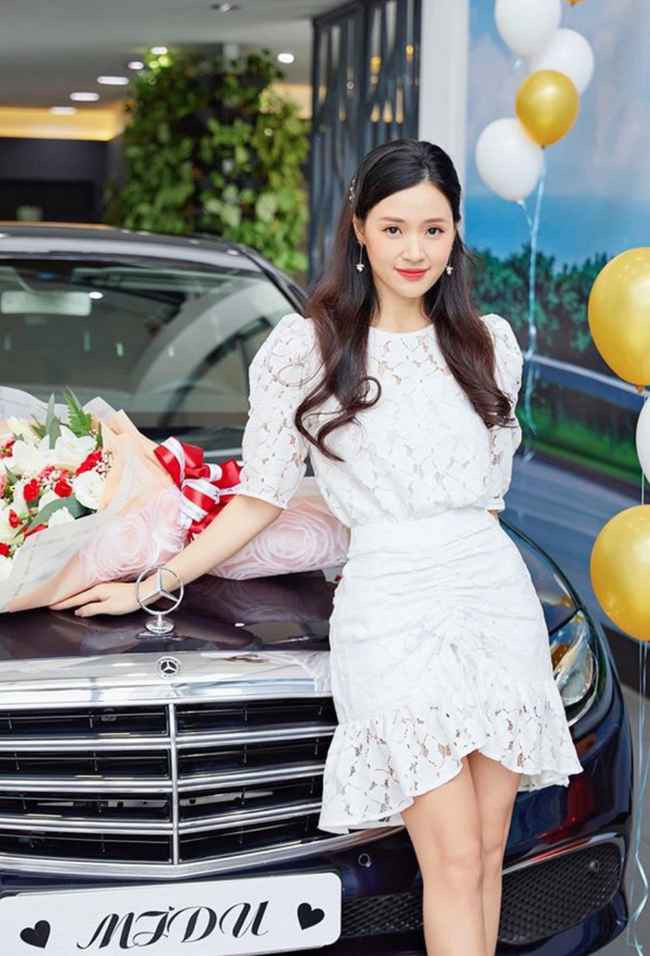 Liên tiếp báo tin vui, hot girl xinh đẹp này lại khiến dân tình phải trầm trồ khi khoe cơ ngơi mới của mình. Cô âm thầm xây nhà trong 1 năm vừa qua và sắp đến bước hoàn thiện.