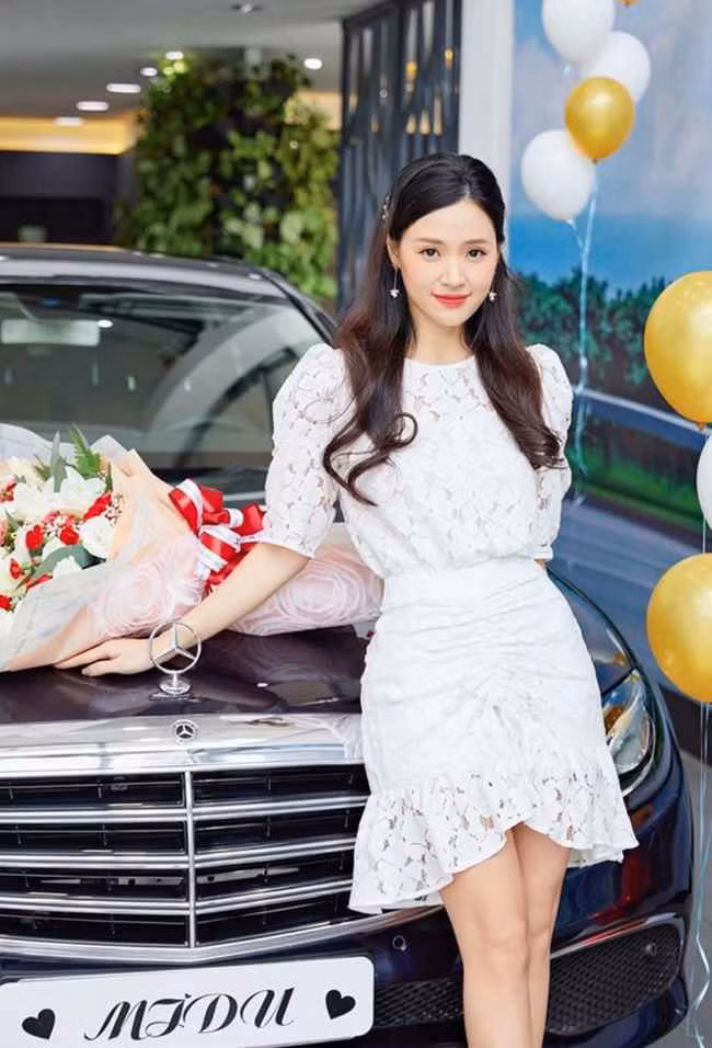 Liên tiếp báo tin vui, hot girl xinh đẹp này lại khiến dân tình phải trầm trồ khi khoe cơ ngơi mới của mình. Cô âm thầm xây nhà trong 1 năm vừa qua và sắp đến bước hoàn thiện.