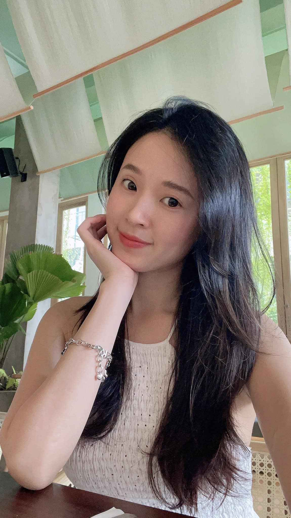 Midu sở hữu khối tài sản kếch xù, sổ đỏ tính bằng chục, lái xe sang, đồ hiệu không kể hết,... Dẫu vậy, về đời sống tình cảm, người đẹp vẫn lẻ bóng.