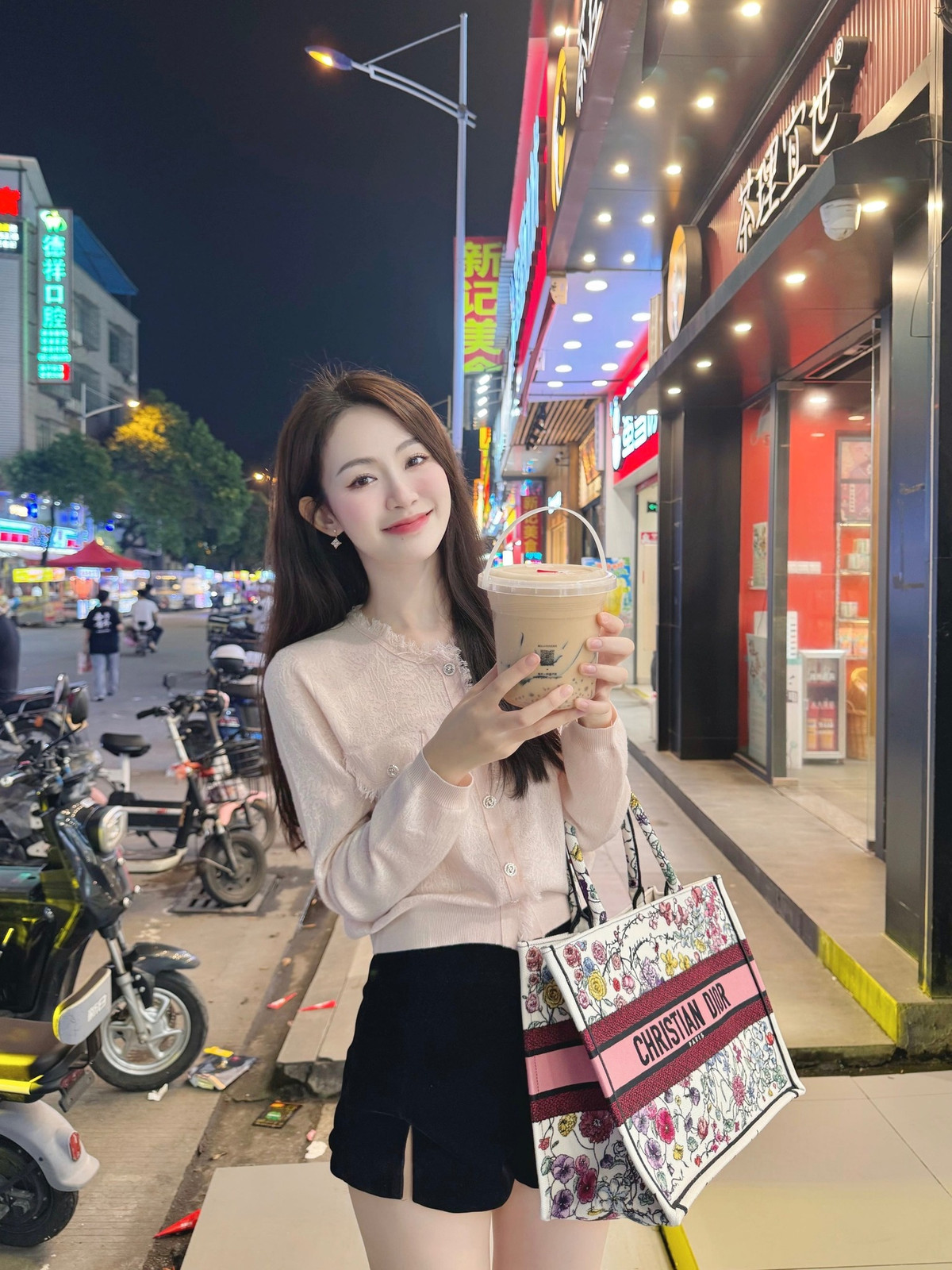 Cũng như nhiều người đẹp khác, Đậu Hải Minh Anh chú trọng làm sạch, dưỡng ẩm và chống nắng cho da.