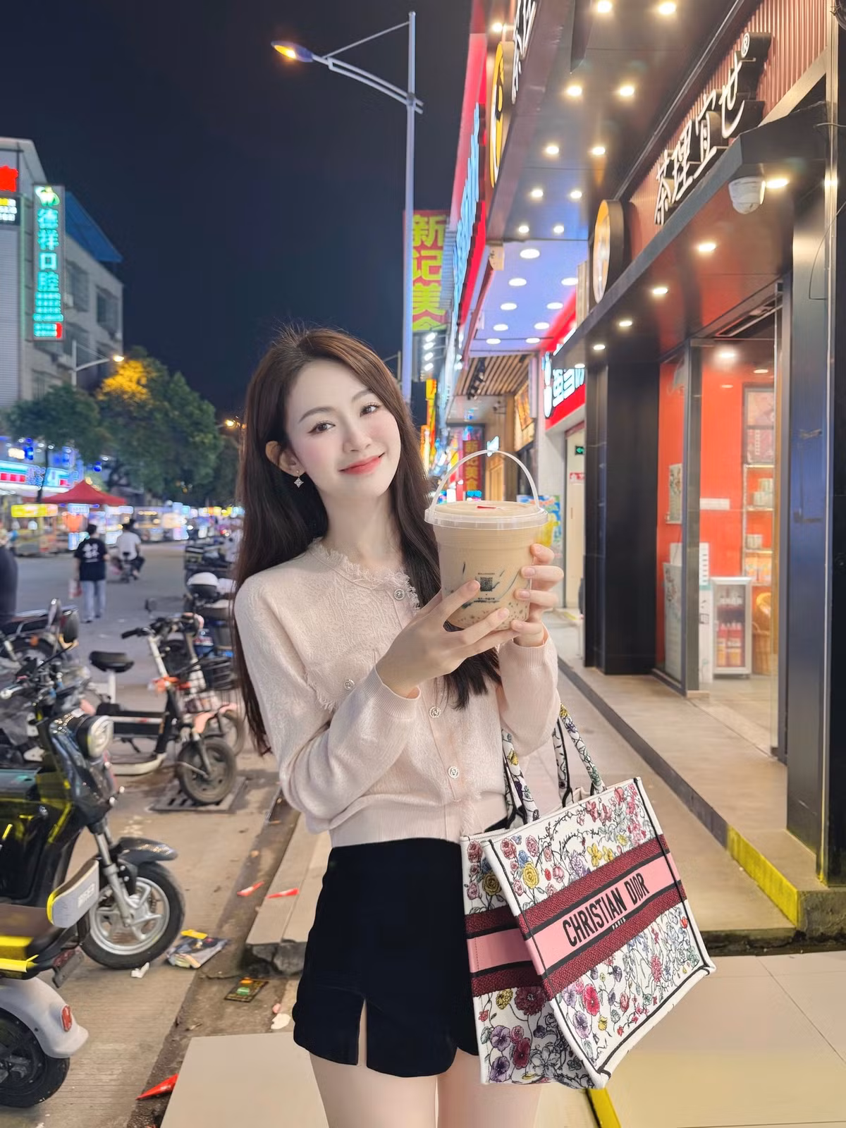 Cũng như nhiều người đẹp khác, Đậu Hải Minh Anh chú trọng làm sạch, dưỡng ẩm và chống nắng cho da.