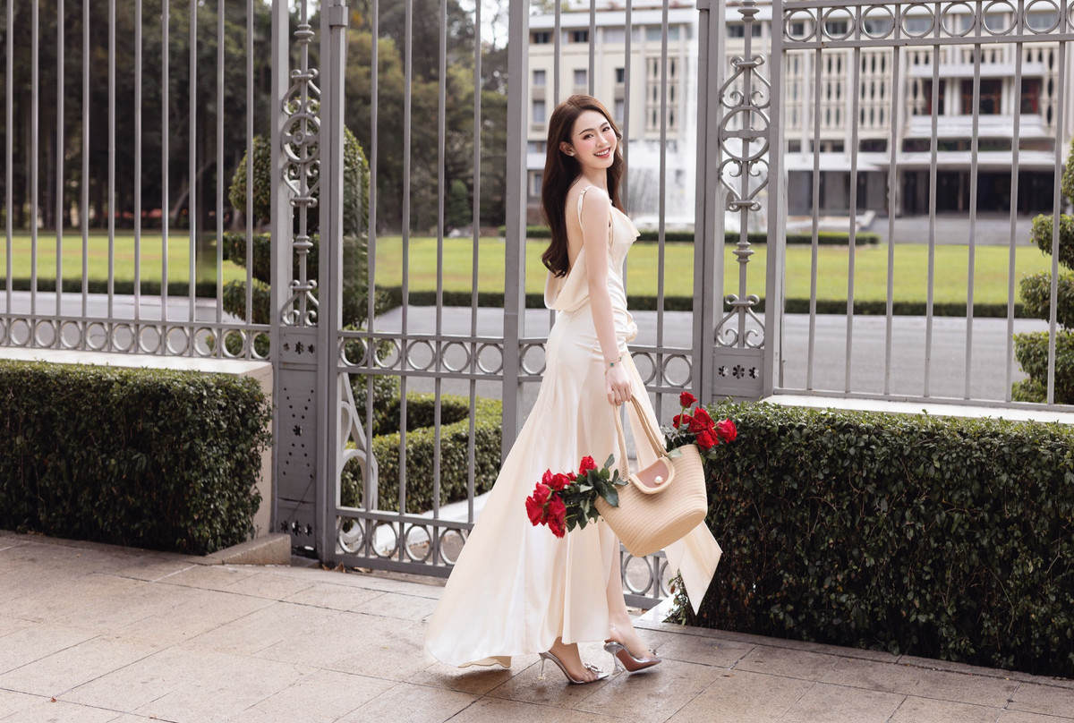 Trước đó, Minh Anh được truyền thông lẫn người hâm mộ ưu ái gọi là 'Nàng thơ xứ Nghệ' hay 'Bản sao hoa hậu Đặng Thu Thảo'.