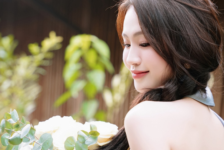 Trong những bộ hình khoe sắc vóc nhân dịp đầu năm mới, người đẹp quê Nghệ An thu hút với vẻ đẹp ngọt ngào, trong trẻo cùng làn da trắng mịn.