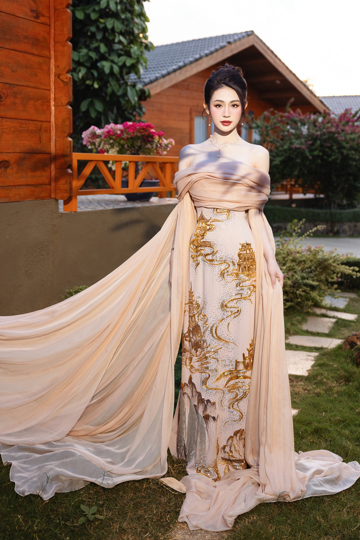 Trong năm 2023 vừa qua, Minh Anh lọt top 10 Miss Cosmo Vietnam, đồng thời giành giải người đẹp ảnh.