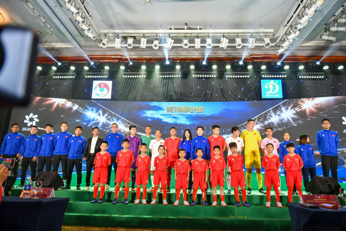 Doi tuyen Viet Nam chinh thuc khoac len minh mau ao moi-Hinh-2