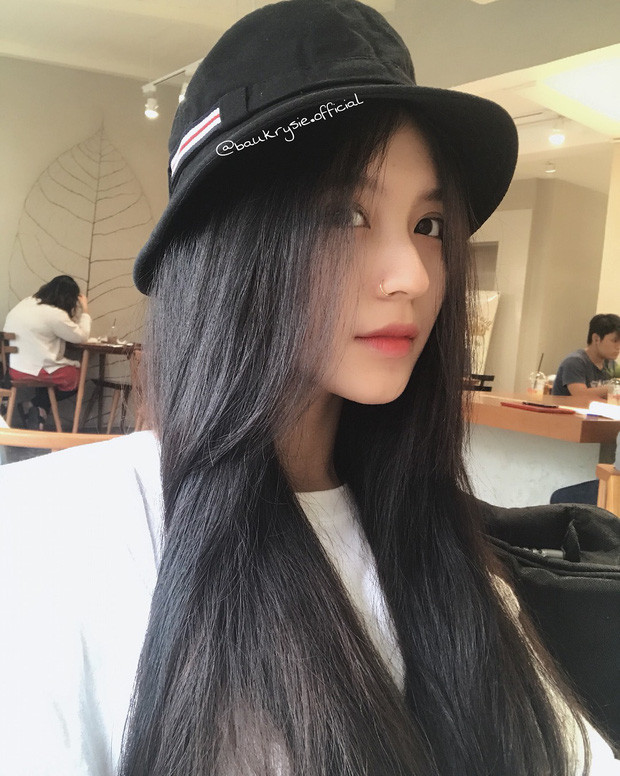 Sống mũi cao thẳng, nụ cười răng khểnh Bâu khiến bao chàng trai "lụy tim", làn da trắng sáng mịn màng, mái tóc dài đen mượt, giọng nói của cô nàng cũng cực kỳ ngọt ngào.