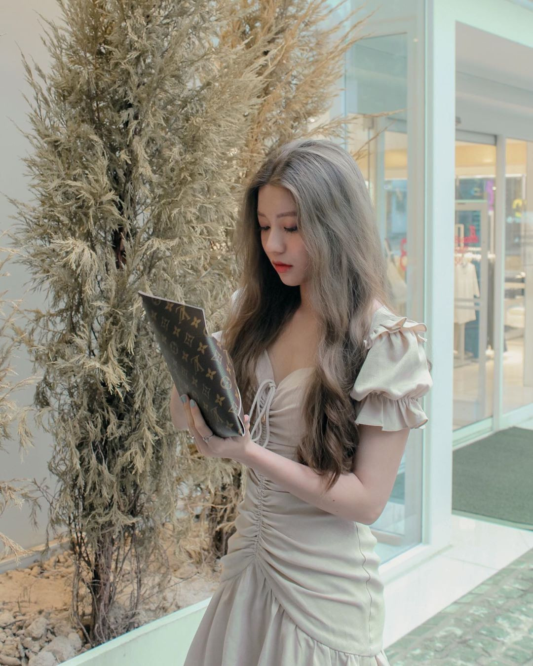 Không chỉ xinh đẹp, Bâu còn cực kỳ giỏi kinh doanh, làm ăn. Cô nàng không buôn bán online trên Instagram mà có hẳn một thương hiệu riêng về skincare và chăm sóc tóc.