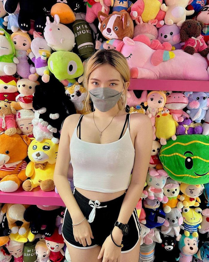 Không rõ có chú ý đến điểm này không, nhưng vì quá chăm diện kiểu quần cực ngắn này, hot girl A Hoa có những bức ảnh phản cảm.