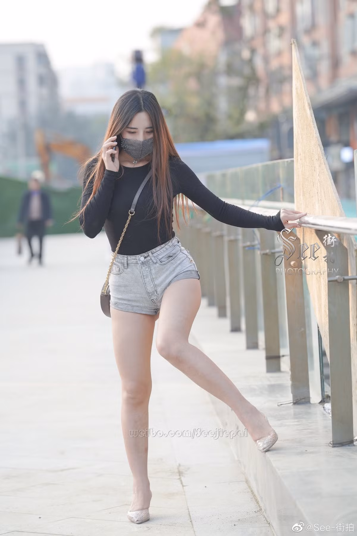 Tuy nhiên, có lẽ chất liệu của kiểu quần này không thoải mái nên ít được A Hoa ưu ái sử dụng.