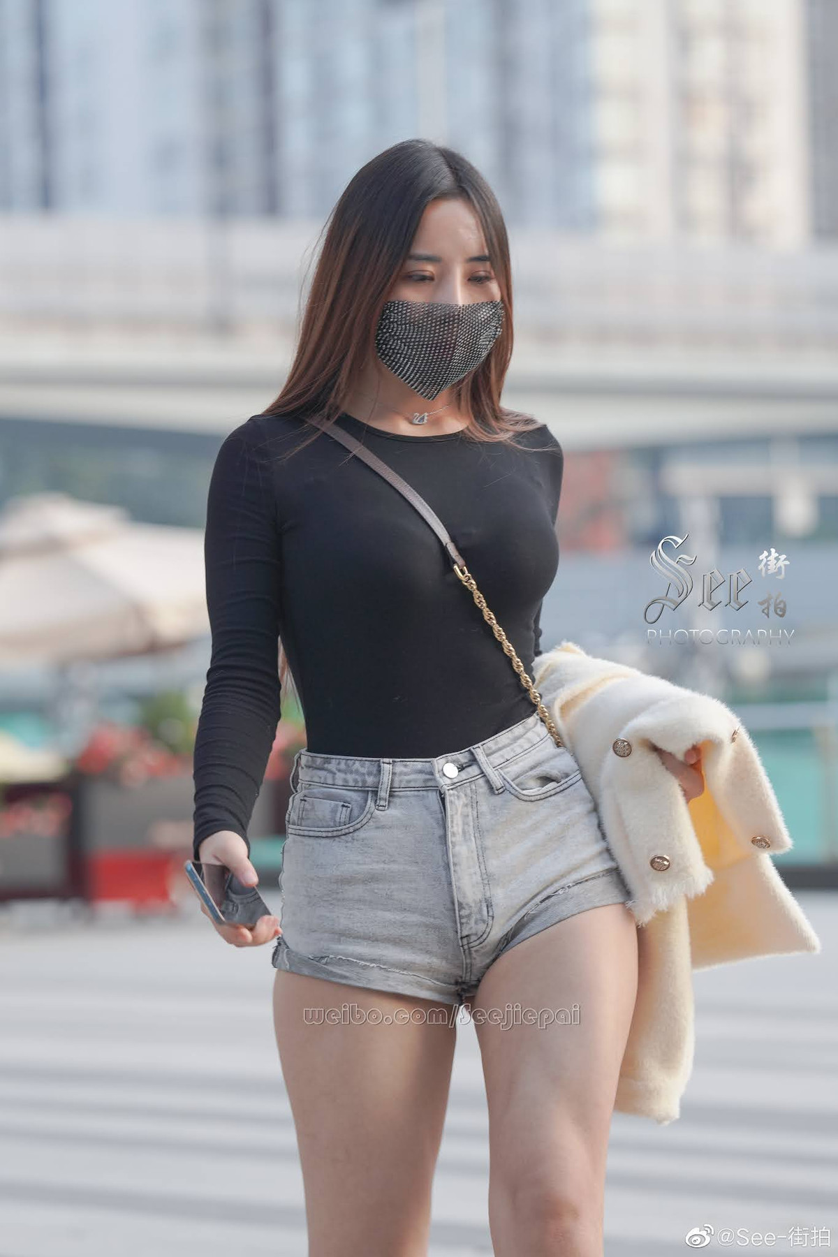 Thi thoảng, cô nàng cũng đổi sang kiểu short jeans.