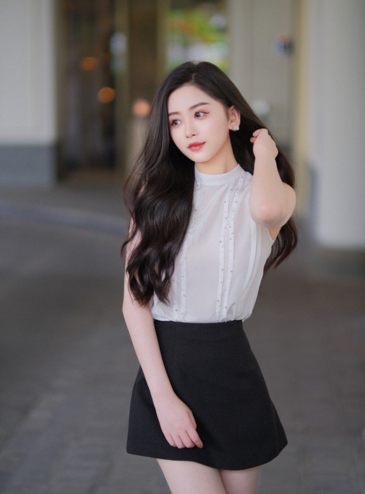 Diệp Kha kín tiếng đời tư, chưa từng công khai ảnh chụp chung Huỳnh Hiểu Minh. Một năm qua, không ít người tung tin đồn cô xen vào hôn nhân của Hiểu Minh và Angelababy, khiến cặp sao ly dị.