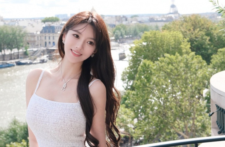 Từng là người dẫn chương trình truyền hình, hiện Diệp Kha làm chủ công ty kinh doanh lĩnh vực làm đẹp, quần áo, thường livestream bán hàng.