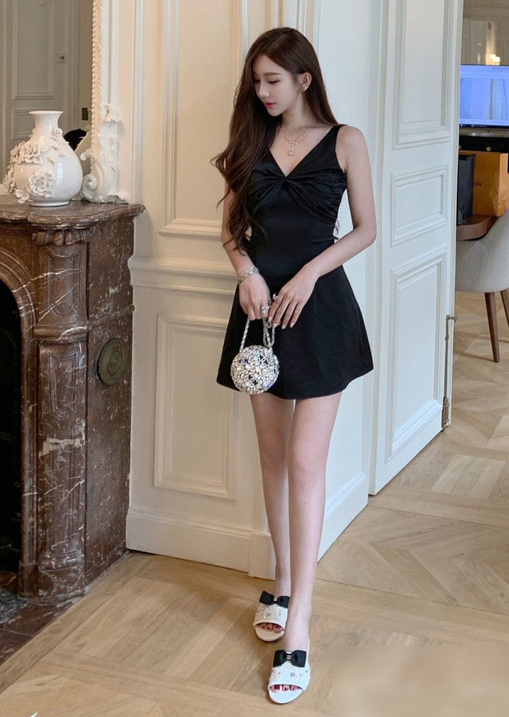 Trên trang cá nhân, nàng hot girl Trung Quốc cho biết thường chọn trang phục vải mềm mại, có các điểm nhấn nữ tính như thắt nơ, họa tiết hoa, trang phục tôn vòng eo.