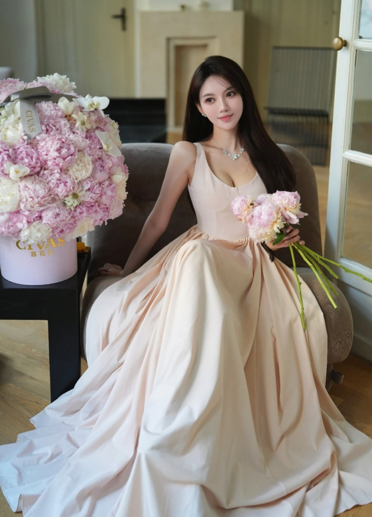 Trên trang cá nhân tháng 5, người mẫu phủ nhận tin đồn: "Tôi không liên quan chuyện họ ly hôn, đừng đồn đoán lung tung nữa". Phía Diệp Kha từng đâm đơn kiện những người đăng bài bôi xấu cô.