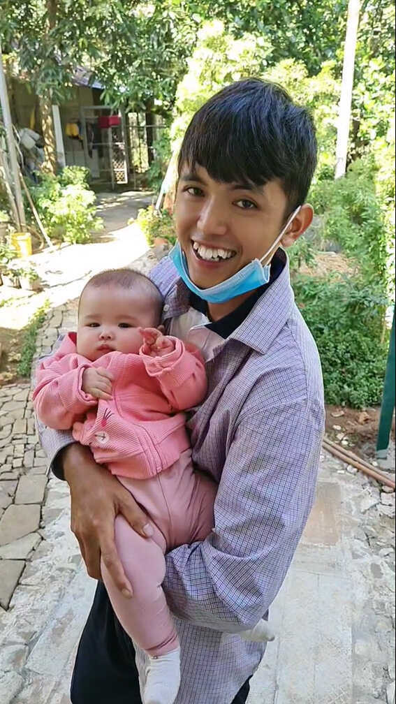 Bé được mẹ Ngọc Mai diện những bộ đồ hồng, đỏ trông cực kì đáng yêu. Những video chia sẻ về bé luôn thu hút hàng chục nghìn lượt xem.