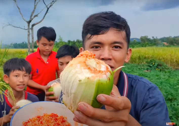 Từ khi cưới vợ và có con, Sang Vlog dành nhiều thời gian chăm chút hơn cho tổ ấm nhỏ. Mặc dù bận công việc nhưng nam YouTuber vẫn cố gắng giúp đỡ vợ trông chừng, chơi với con gái. Mỗi khi bế cô công chúa nhỏ trên tay, anh đều cười cực kì hạnh phúc, vui vẻ.