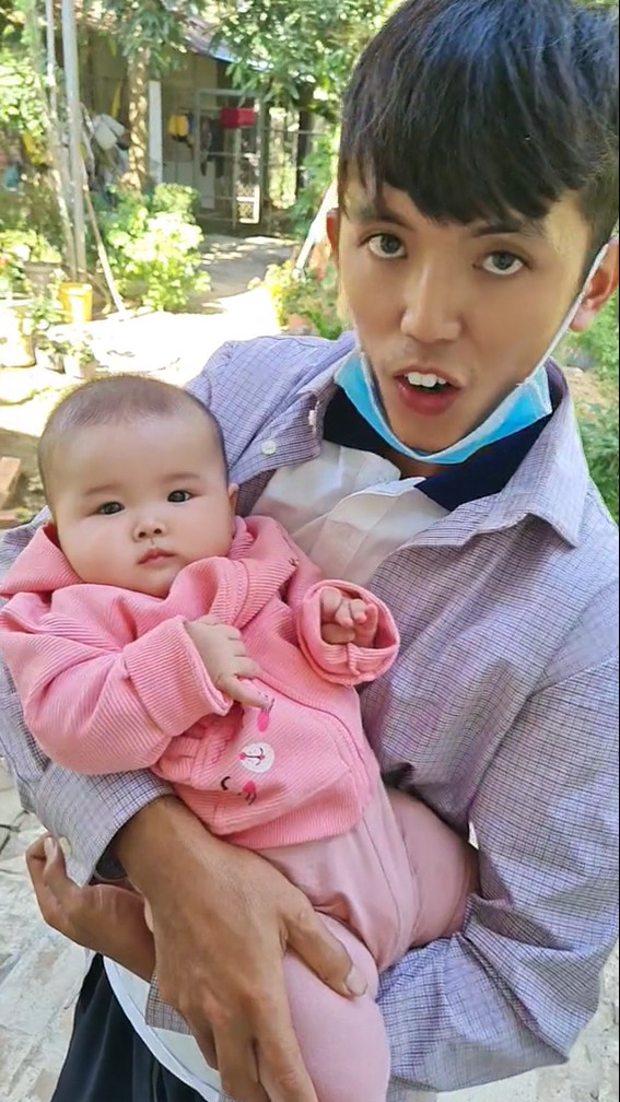 Mặc dù còn nhỏ tuổi nhưng con đầu lòng của Sang Vlog cực kì bụ bẫm, tinh nghịch, lúc nào cũng cười tươi và bám lấy bố mẹ.