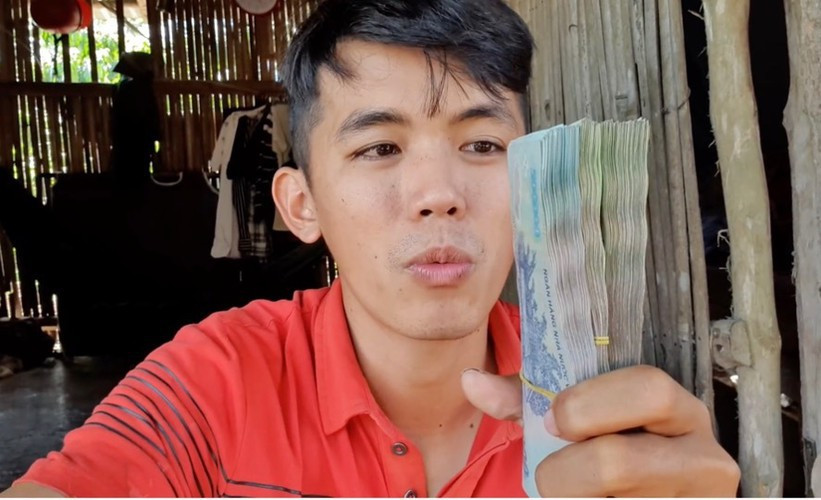 Thời điểm quen nhau, Sang Vlog chưa bén duyên với YouTube, Ngọc Mai làm công nhân còn Sang phụ hồ trên thành phố.