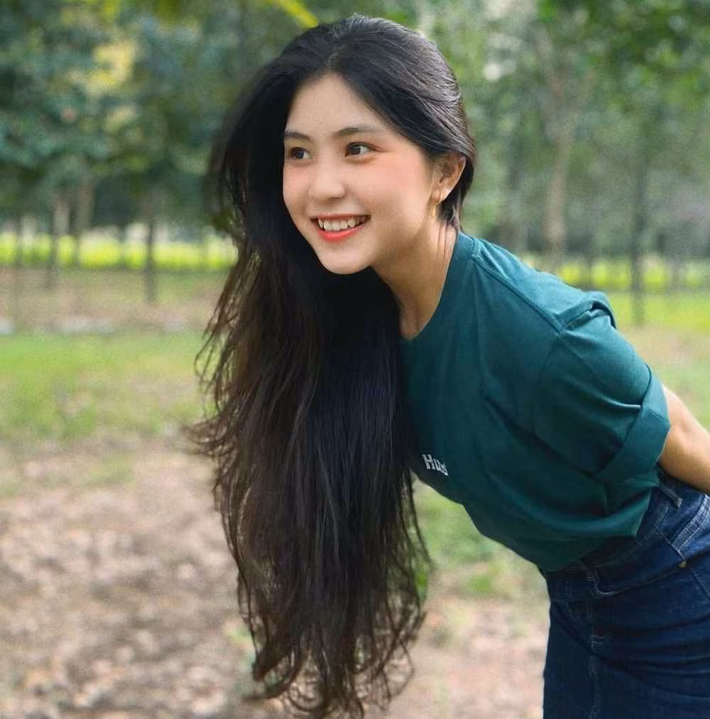 Nu sinh truong Hutech 