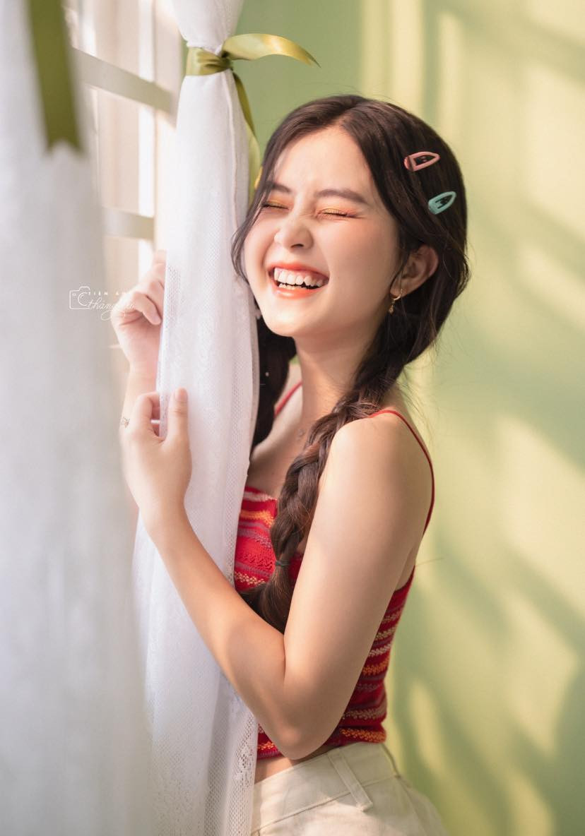 Ngoài thời gian dành cho việc học, cô gái Phú Yên cũng thử sức với vai trò người mẫu ảnh, quảng cáo. Công việc này mang đến cho cô nguồn thu nhập ổn định để tự trang trải chi phí sinh hoạt. Đồng thời, Ngân có cơ hội rèn luyện sự tự tin, kỹ năng giao tiếp và mở rộng các mối quan hệ xã hội.