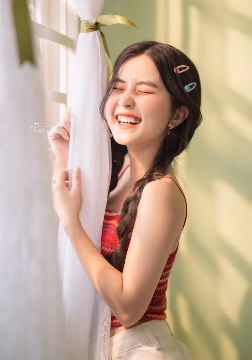 Ngoài thời gian dành cho việc học, cô gái Phú Yên cũng thử sức với vai trò người mẫu ảnh, quảng cáo. Công việc này mang đến cho cô nguồn thu nhập ổn định để tự trang trải chi phí sinh hoạt. Đồng thời, Ngân có cơ hội rèn luyện sự tự tin, kỹ năng giao tiếp và mở rộng các mối quan hệ xã hội.