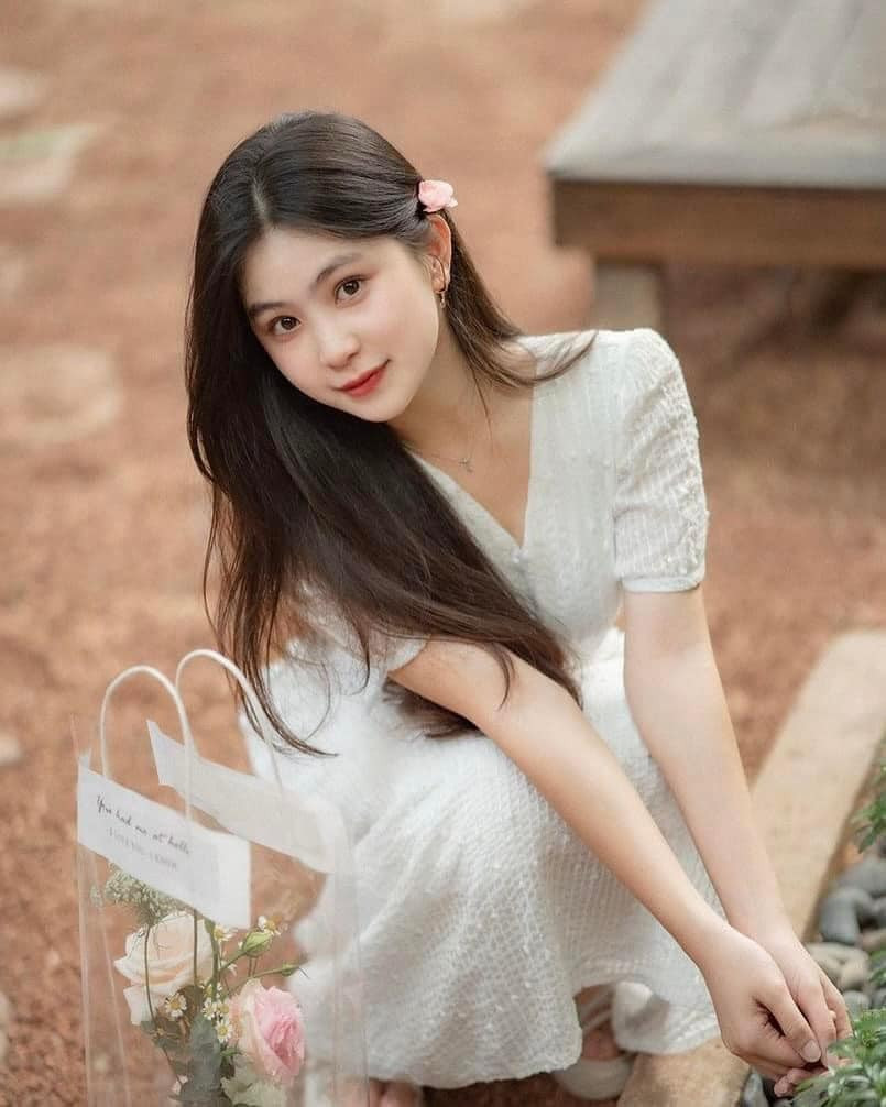 Sở hữu nét đẹp ngọt ngào, trong sáng cùng đôi mắt to tròn, nụ cười tươi tắn, nữ sinh này luôn tự tin tỏa sáng trước ống kính.