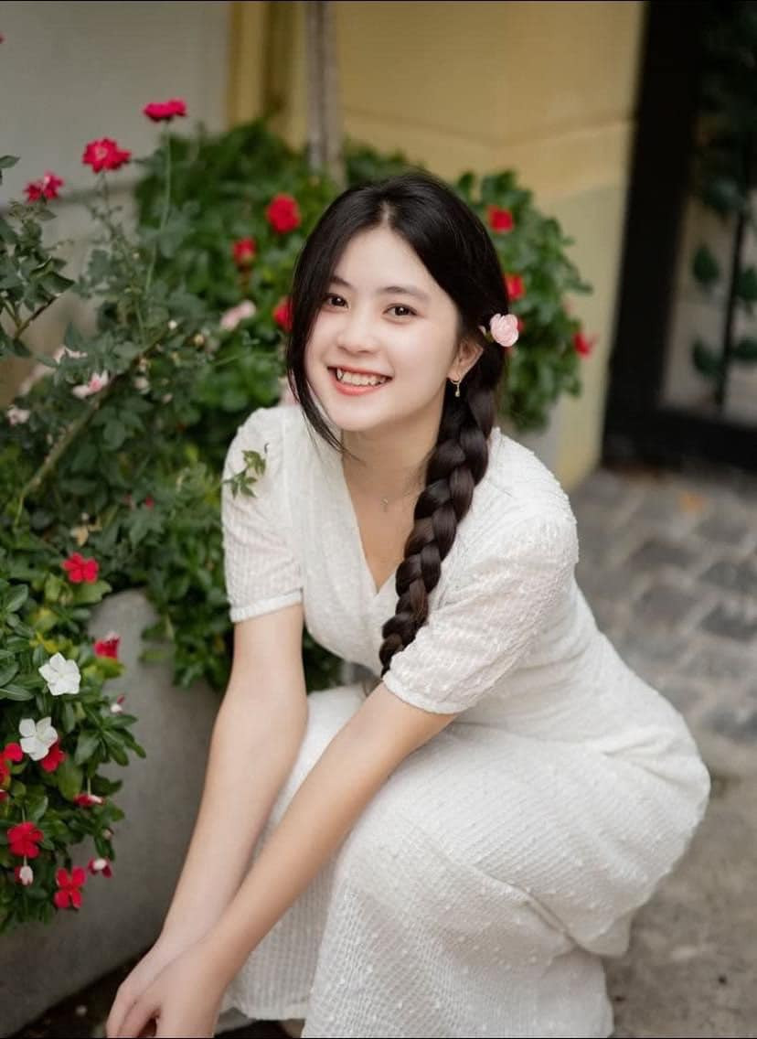 Bích Ngân không ngừng hướng bản thân đến lối sống tích cực, năng động, trau dồi hiểu biết để trở thành cô gái hiện đại "có tài có sắc".