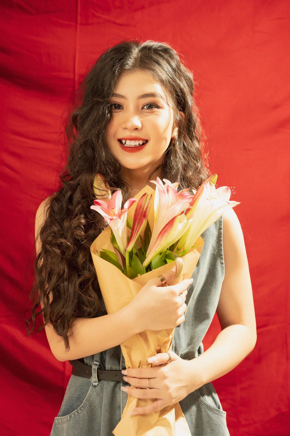 "Chẳng có lý do gì để mình sống dựa trên tiêu chuẩn của người khác" là quan điểm sống của nữ sinh trường Hutech.