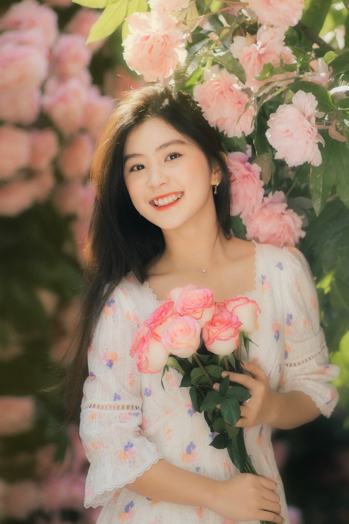 Bích Ngân đề cao nét đẹp tự nhiên vì cô cho rằng, sự cuốn hút không chỉ đến từ vẻ ngoài mà hơn hết là hiểu biết, vốn sống và cách ứng xử trước các tình huống thực tế.