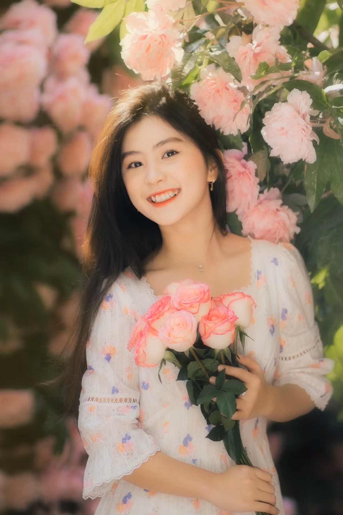 Bích Ngân đề cao nét đẹp tự nhiên vì cô cho rằng, sự cuốn hút không chỉ đến từ vẻ ngoài mà hơn hết là hiểu biết, vốn sống và cách ứng xử trước các tình huống thực tế.