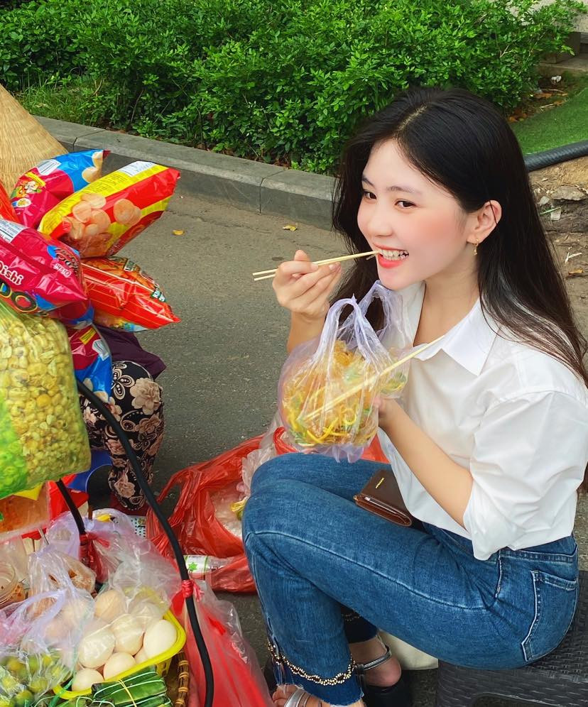 Nhờ đó, năm học 2021-2022, Ngân đạt danh hiệu Sinh viên 5 tốt cấp khoa và để lại ấn tượng tại một cuộc thi sắc đẹp ở trường.