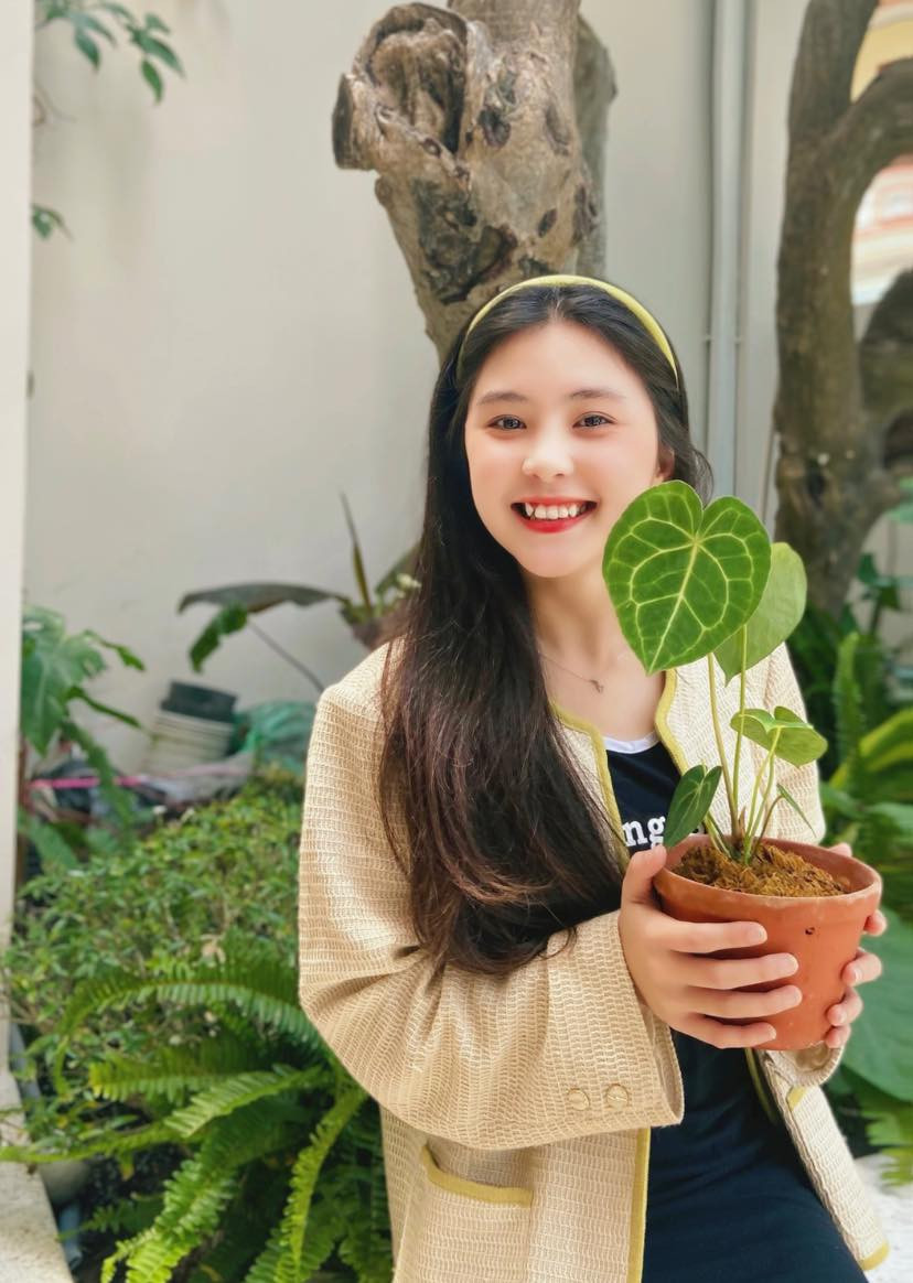 Đối với Bích Ngân, việc nhận được sự quan tâm của nhiều người trên mạng xã hội không được xem là "mối phiền". Cô bạn thích thú khi có thêm bạn bè đến từ khắp mọi nơi. Hơn nữa, việc sở hữu lượt tương tác ổn cũng giúp Ngân xây dựng hình ảnh cá nhân tốt lên.