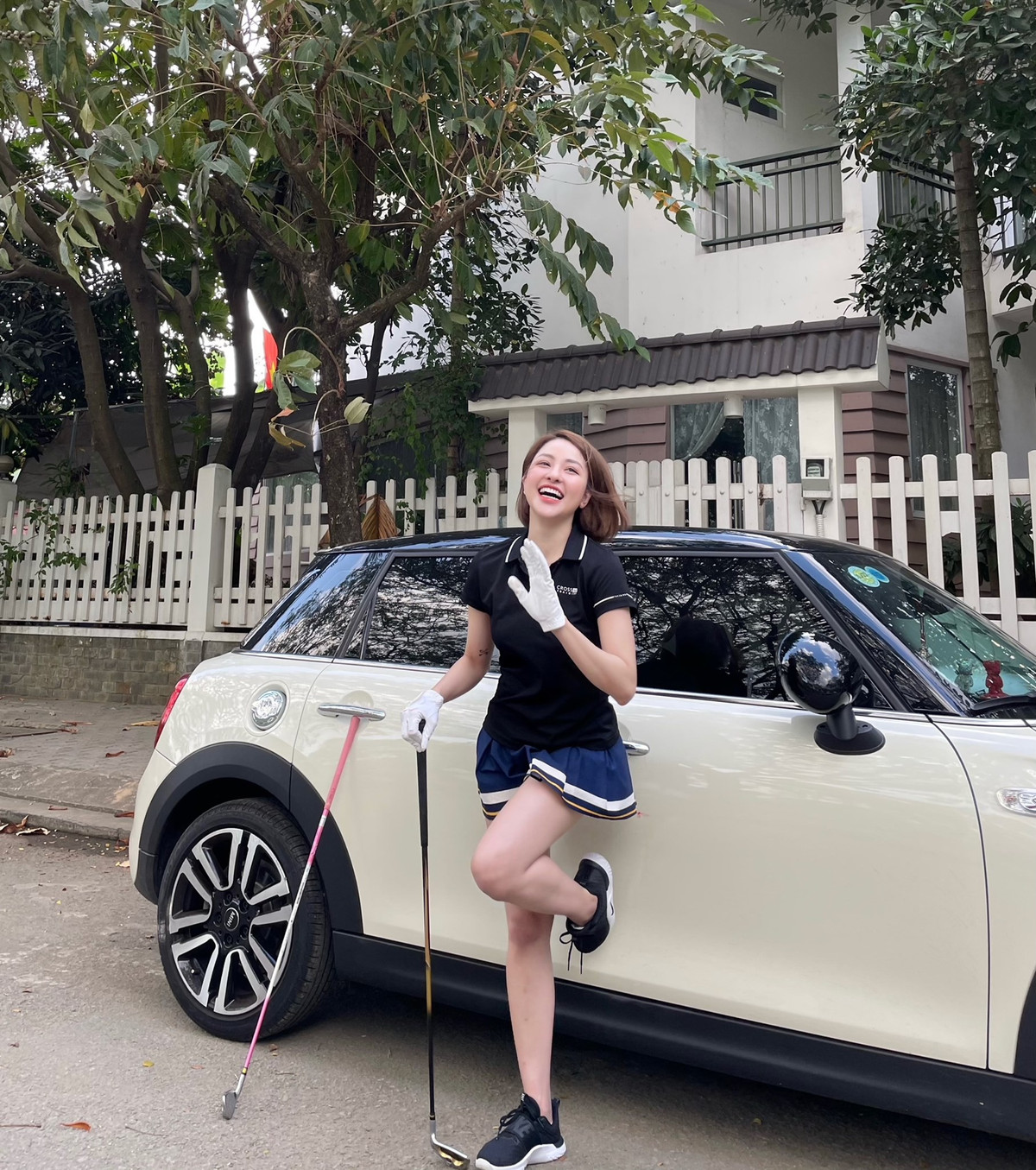 Cụ thể, khi nhận được câu hỏi: "Cơ duyên nào dẫn lối chị tới bộ môn golf vậy?". Hot girl Trâm Anh nhanh chóng trả lời: "Chắc mọi người sẽ muốn mình trả lời theo hướng kiếm trai, kiếm đại gia nhưng câu trả lời thật là đúng vậy đấy".