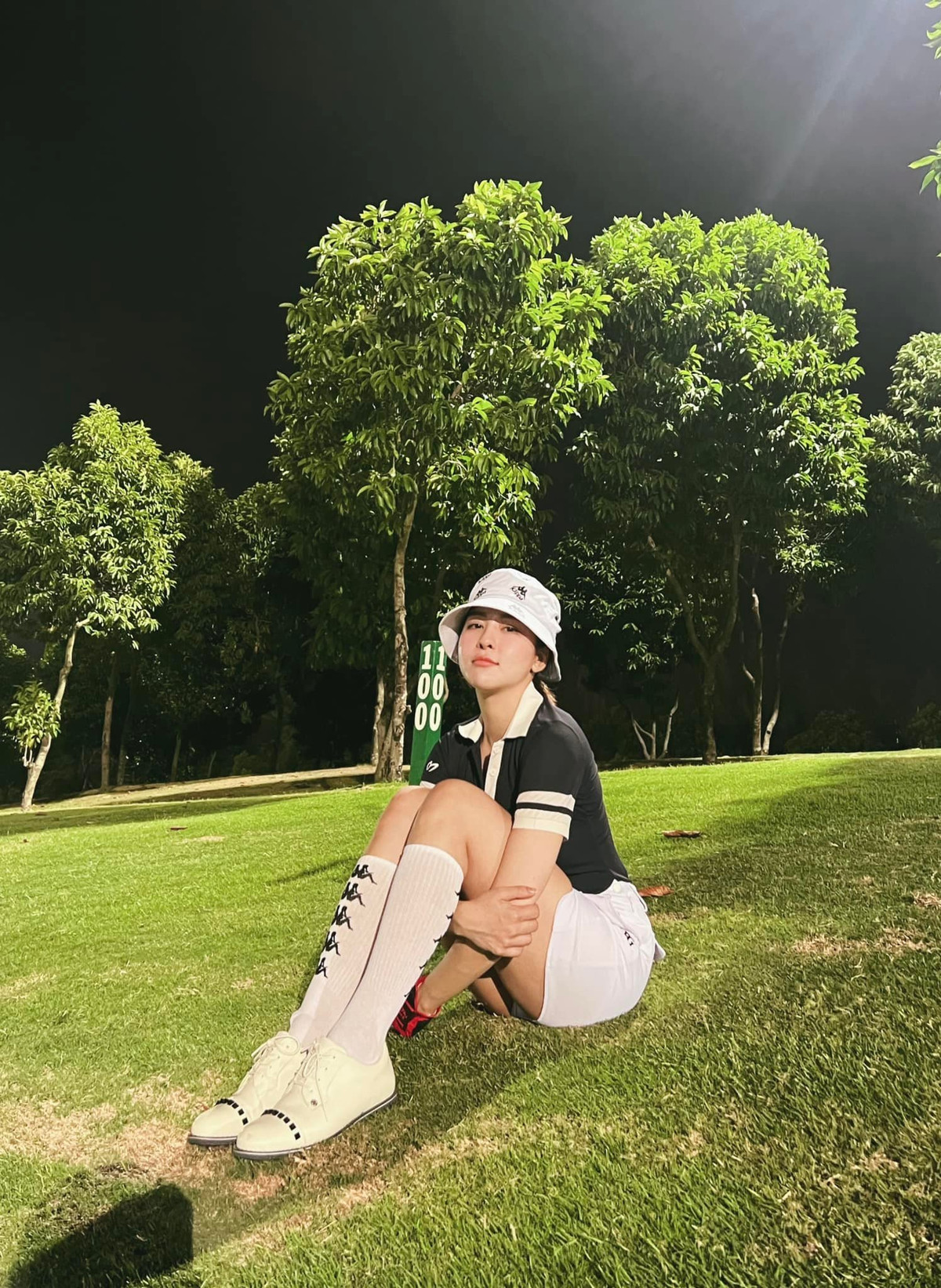 Chưa dừng lại ở đó, khi bị một tài khoản khác công kích: “Lại đi chăn đại gia rồi”, Trâm Anh liền đáp: “Đừng tưởng ai cũng có suy nghĩ như bạn”, nhằm phủ nhận tin đồn chơi golf để chăn đại gia.