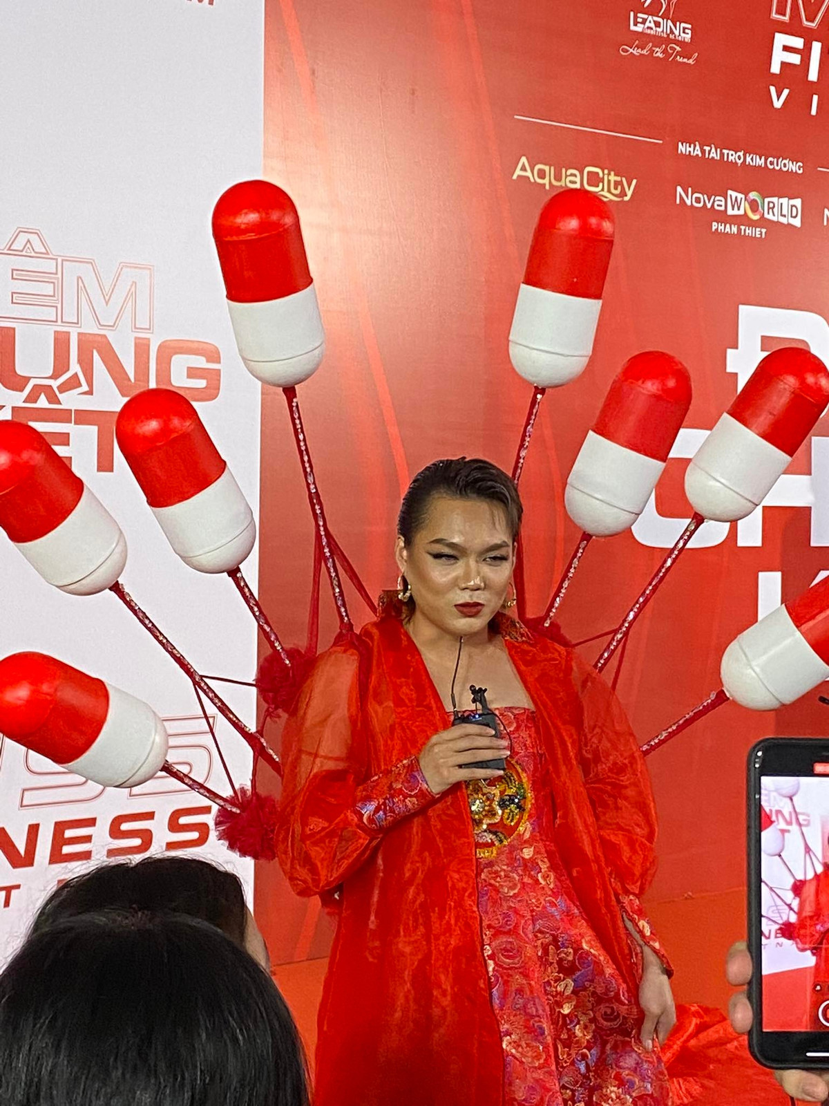 Nói thêm về đôi giày kiên cường, toàn bộ outfit vàng đồng trên được Phạm Thoại diện khi tham dự Seoul Fashion Week 2022 vào tháng 10 vừa qua. Trong chuyến đi đó, anh đã đầu tư hơn 500 triệu thuê ekip make up và chụp ảnh chuyên nghiệp để có thể nổi bật nhất tại sự kiện.