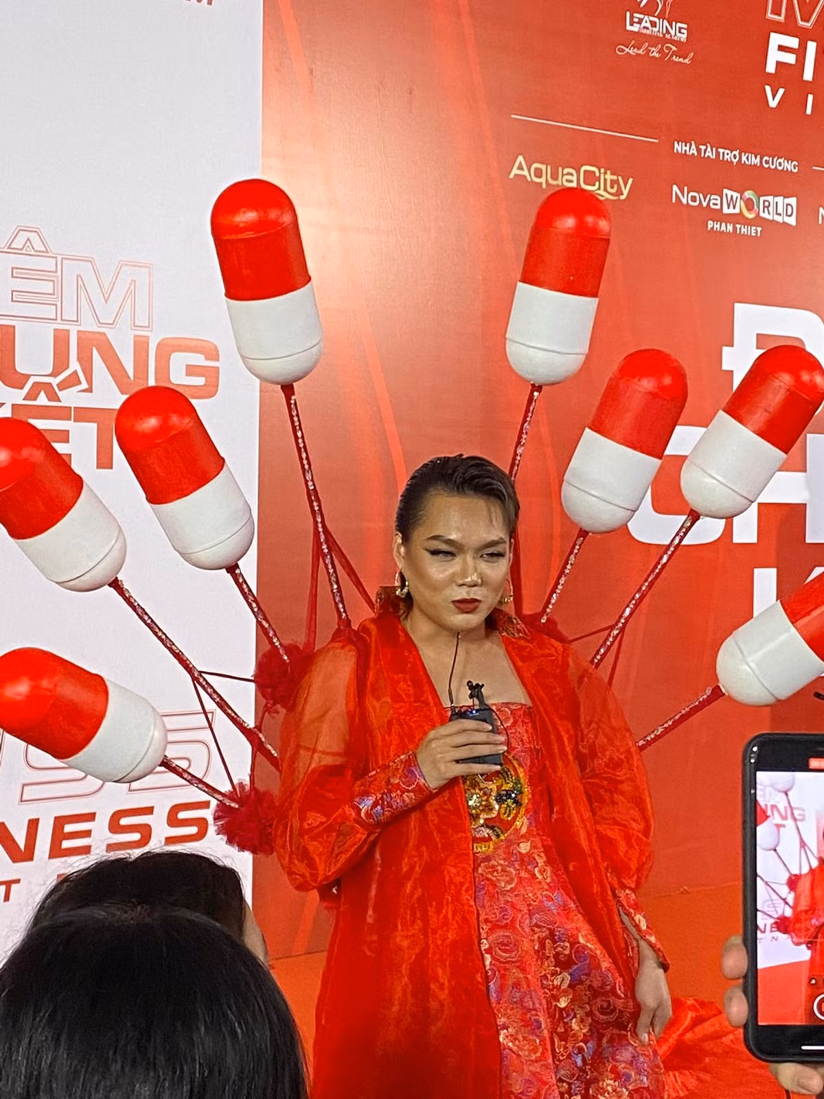 Nói thêm về đôi giày kiên cường, toàn bộ outfit vàng đồng trên được Phạm Thoại diện khi tham dự Seoul Fashion Week 2022 vào tháng 10 vừa qua. Trong chuyến đi đó, anh đã đầu tư hơn 500 triệu thuê ekip make up và chụp ảnh chuyên nghiệp để có thể nổi bật nhất tại sự kiện.