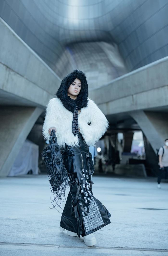 Phạm Thoại chia sẻ: "Sau bao nhiêu ngày tháng cố gắng và nỗ lực, đôi giày "kiên cường" của mình đã được lên tạp chí nước ngoài, thật không thể tin được. Sau bao nhiêu ngày nỗ lực thì đây là động lực để mình tiếp tục với đam mê. Đây như đang nói với mình là những gì mình đang làm là đúng đắn, sự cố gắng của mình là có ích".