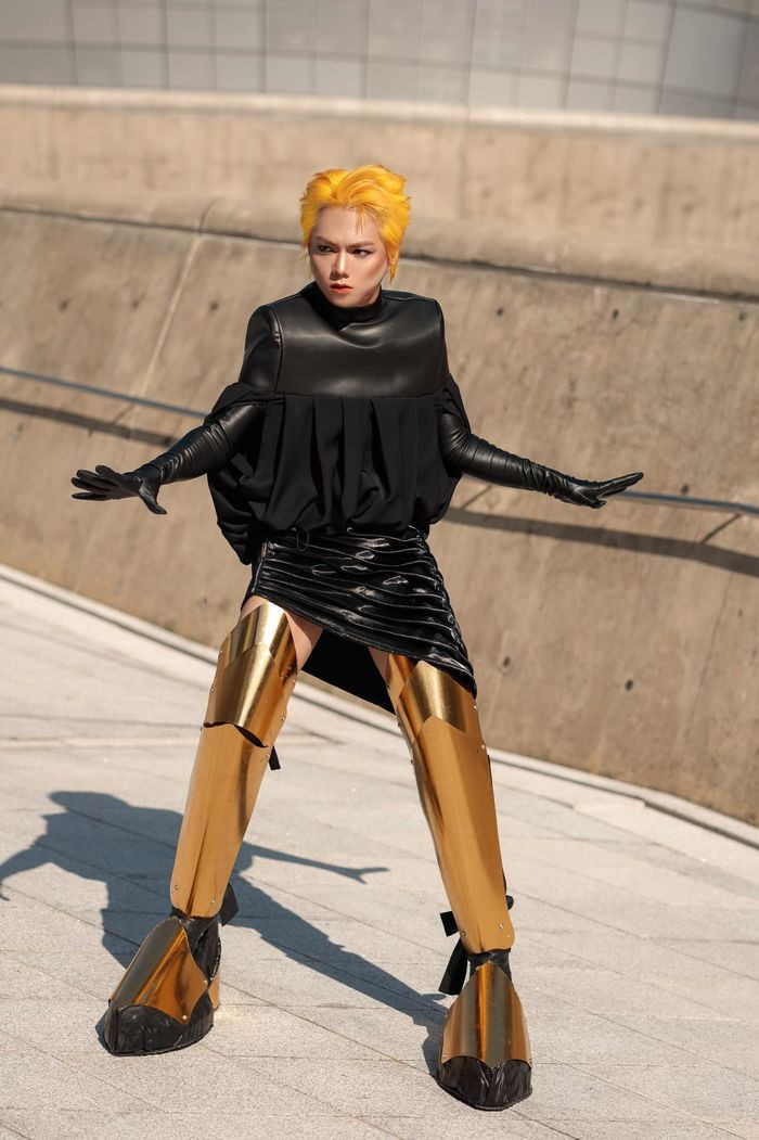 Trong tạp chí, thảm hoạ mạng Phạm Thoại là nhân vật trung tâm, diện bộ trang phục "chiến" với đôi giày "kiên cường" từng gây bão mạng xã hội Việt tại thời điểm mới xuất hiện.