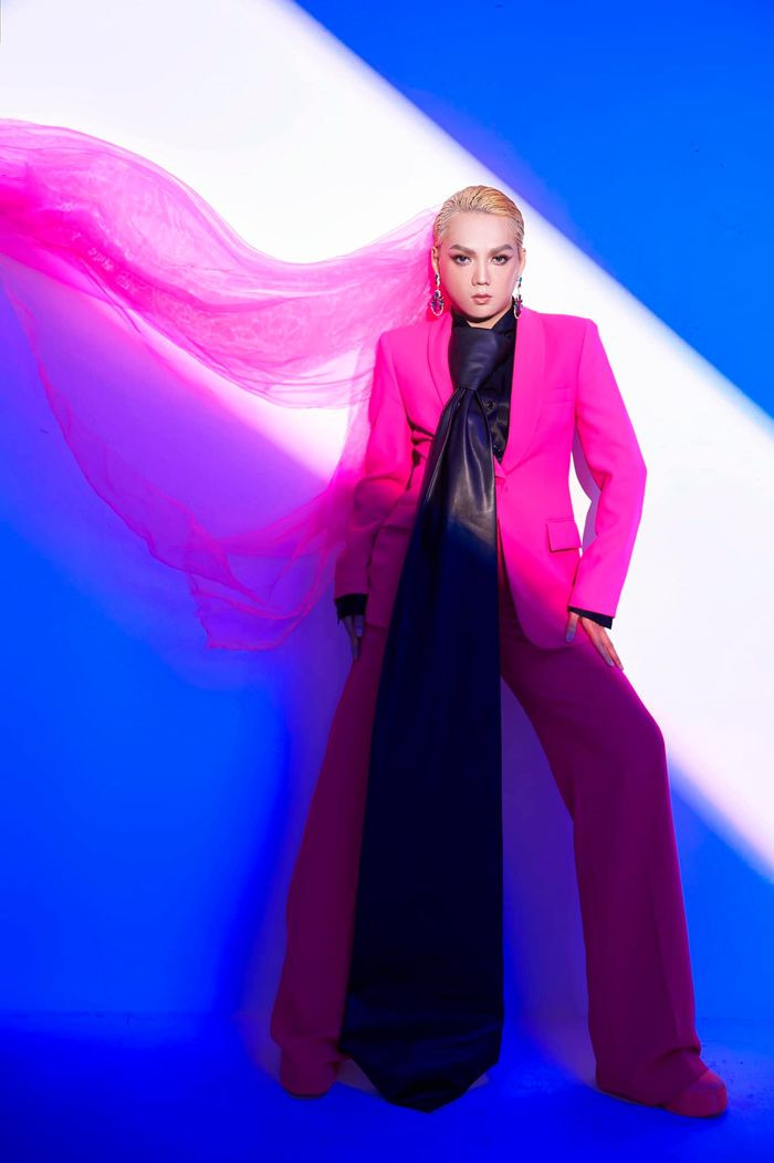 Về phần Phạm Thoại, anh đã vô cùng bất ngờ lẫn phấn khích khi nhận được tấm ảnh trên.