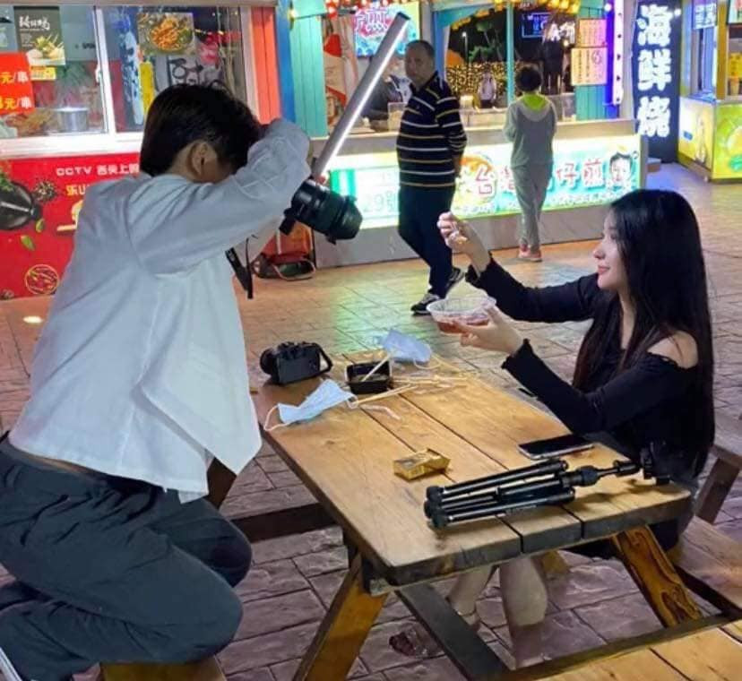 Cụ thể, trên fanpage quy tụ nhiều dân mạng, chùm ảnh về một anh chàng lăn lộn để chụp ảnh cho một cô gái. Không chỉ đầu tư máy ảnh xịn, chàng trai còn chuẩn bị cả đèn hắt sáng nhìn vô cùng chuyên nghiệp.