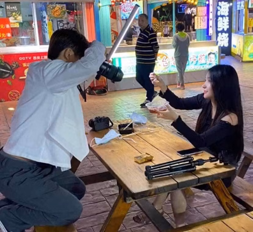 Cụ thể, trên fanpage quy tụ nhiều dân mạng, chùm ảnh về một anh chàng lăn lộn để chụp ảnh cho một cô gái. Không chỉ đầu tư máy ảnh xịn, chàng trai còn chuẩn bị cả đèn hắt sáng nhìn vô cùng chuyên nghiệp.