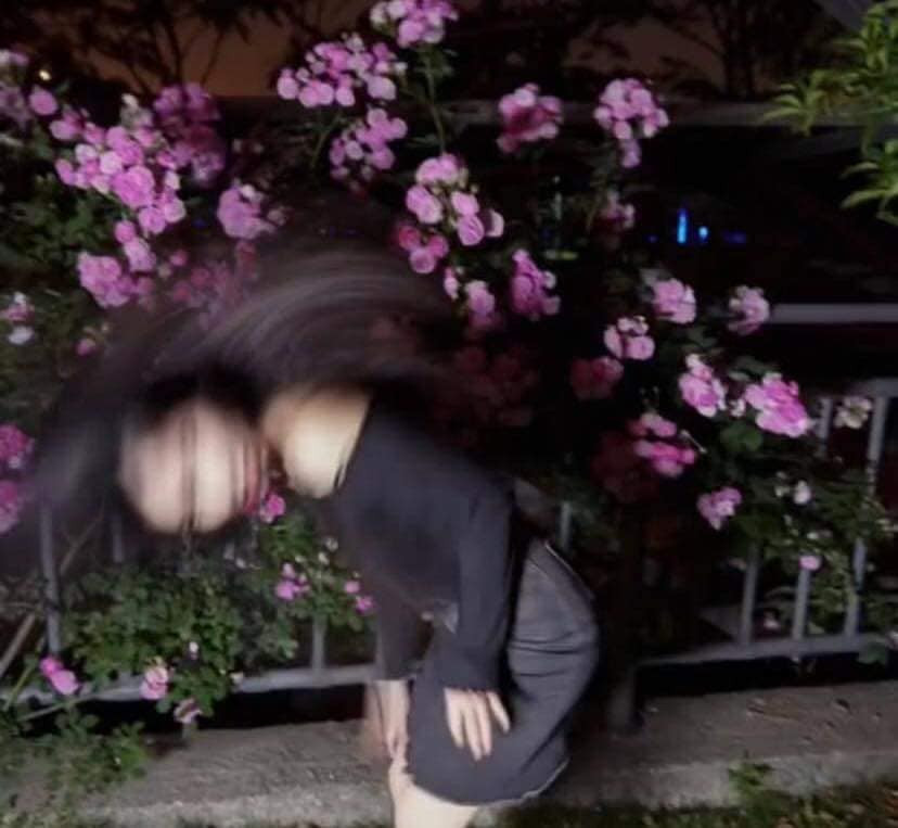 Nhận được sản phẩm chắc hẳn, nữ chính không khỏi tức giận vì rõ ràng mình là nhân vật cần chụp chẳng hiểu sao bị "xóa vai".