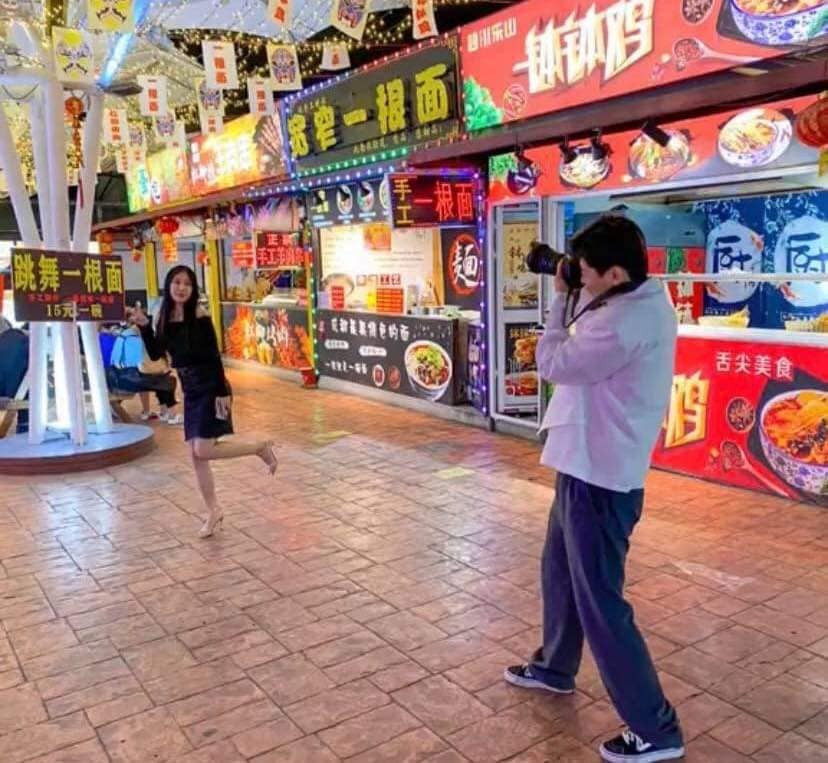 Chàng người yêu ngắm nghía ống kính rất kĩ càng trước khi nhấp vào nút để chụp ảnh cho người yêu.