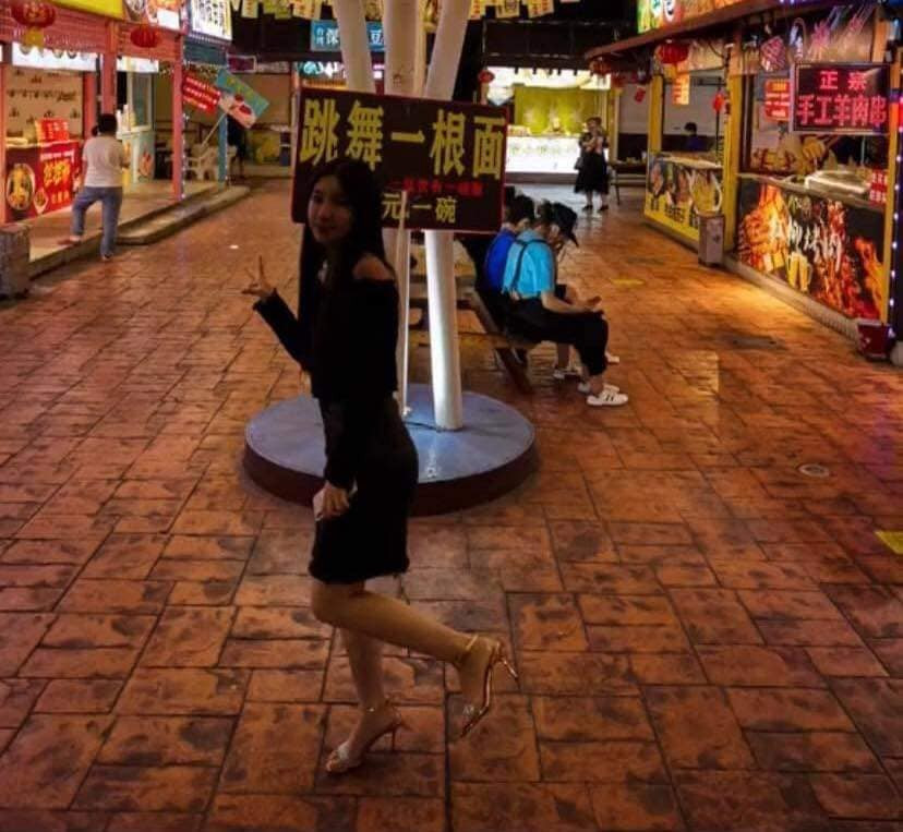 Chẳng hiểu là do trình độ chụp ảnh của anh chàng có vấn đề, hay vì lý do gì mà bức ảnh mà anh chụp mặt người yêu lại thiếu sáng.