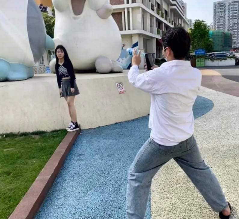 Áp dụng khá nhiều biện pháp nghệ thuật nhưng thực sự khi nhìn ảnh của anh chàng chụp cho người yêu thì quả thật khó chấp nhận.