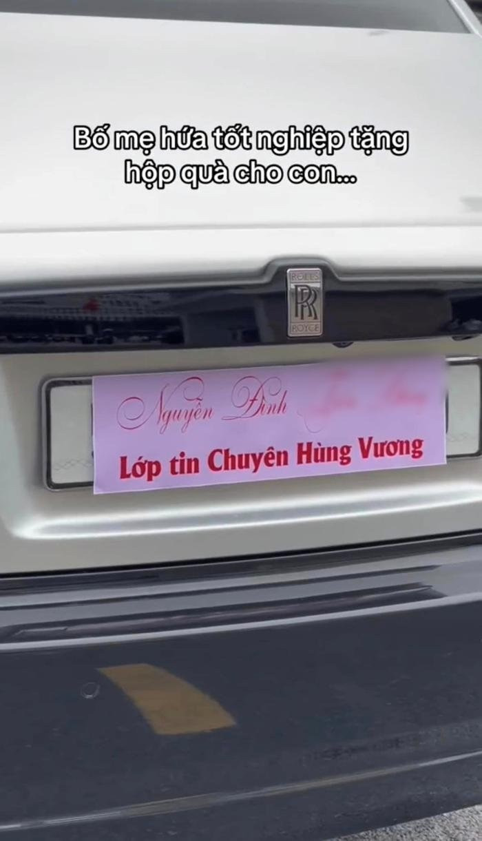 “Bố của nam sinh mất sớm nên các bác trong gia đình yêu mến, đến để động viên. Những người bác của cháu chỉ đến để chụp ảnh kỷ yếu tốt nghiệp cùng cháu, không có chuyện tặng xe hay quà”. giáo viên chủ nhiệm lớp chuyên Tin của nam sinh trên chia sẻ.