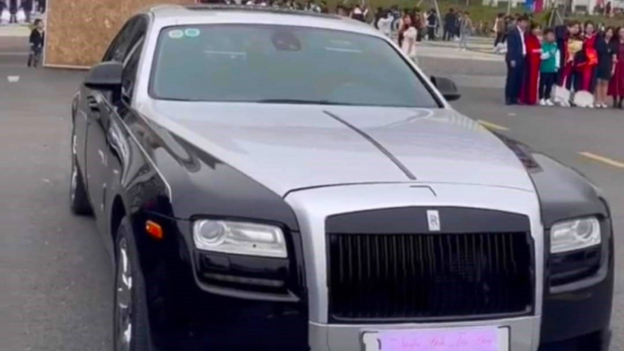 Tuy nhiên, do các bạn chụp ảnh kỷ yếu tốt nghiệp (diễn ra hôm qua 3/3) đã đăng tải lên mạng và lan truyền những thông tin không đúng.