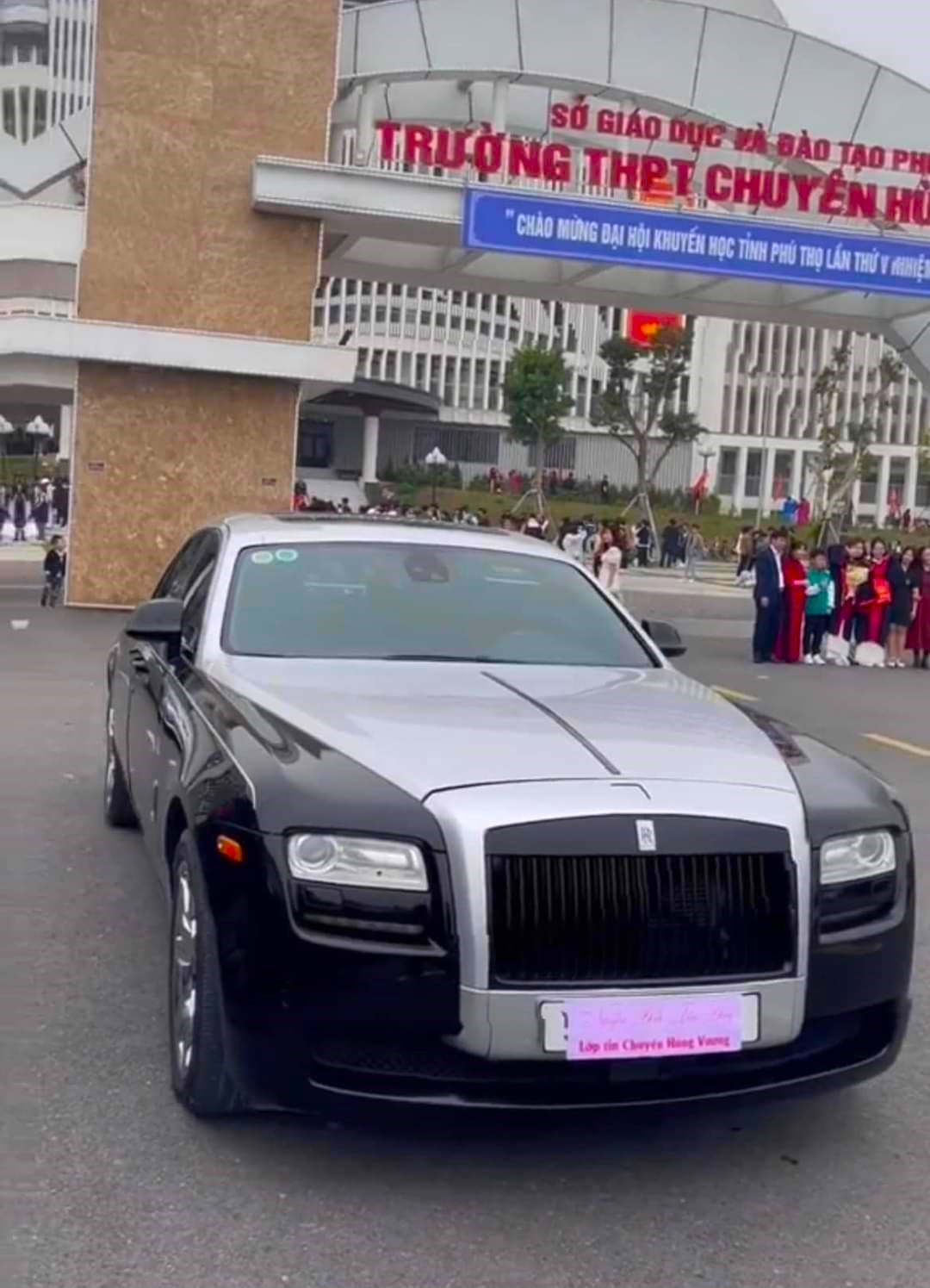 Ngay sau khi thông tin nam sinh tốt nghiệp được bố mẹ tặng Rolls-Royce 5 tỷ được đăng tải, những hình ảnh này nhanh chóng được lan truyền trên mạng với tốc độ chóng mặt. Trên nhiều nhóm hội, thông tin được đăng là nam sinh được bố thực hiện lời hứa.